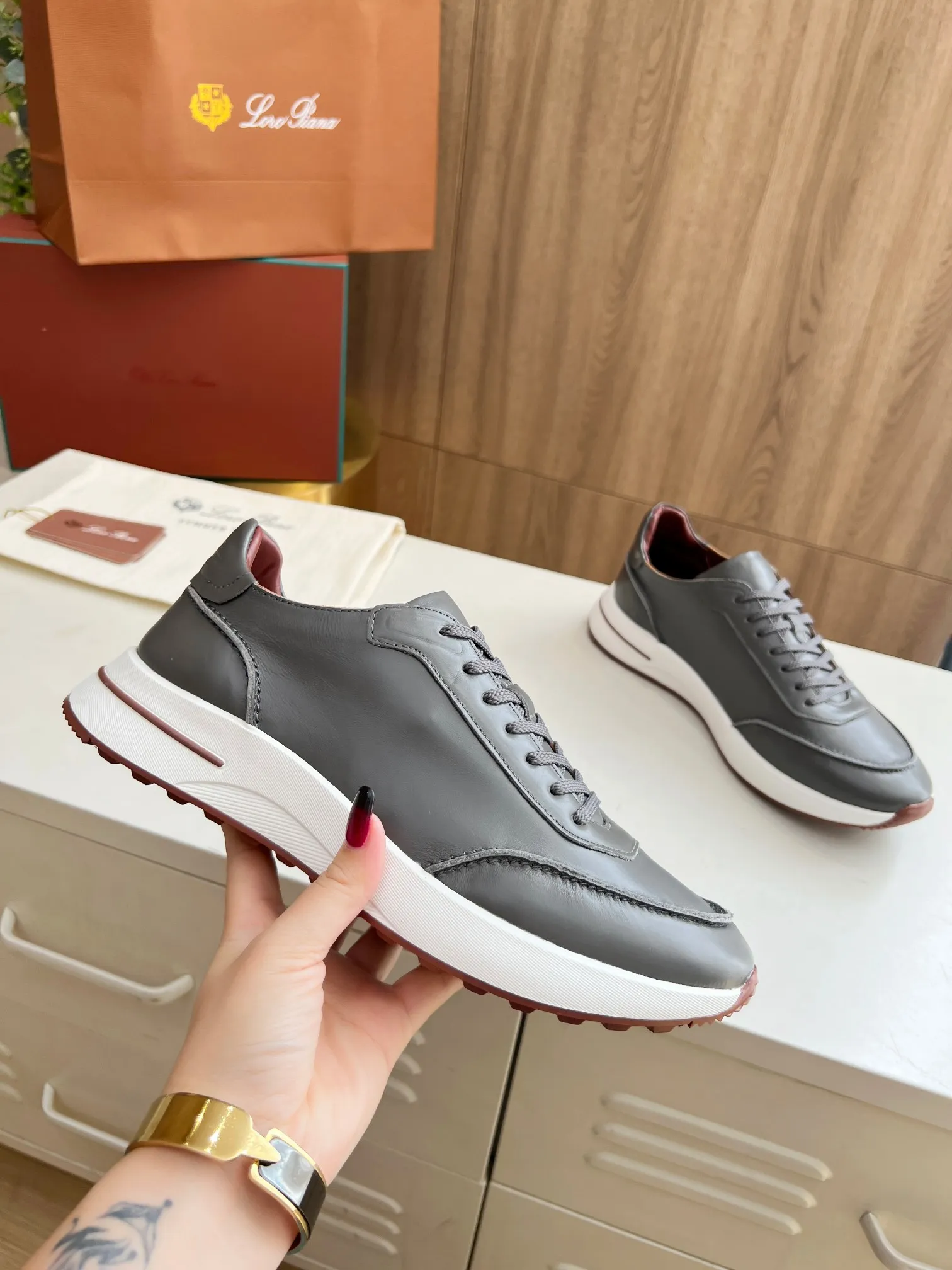 Men's Men's Shoes 💰620 👑Loro Piana* Purchase the original 1:1 copy. Founded the existing Loro Piana company on April 24, 1924. It is now the sixth generation of family business, providing high-quality products to customers who are discerning about taste and quality. Imported calfskin fabrics. The interior is made of imported A-grade water-dyed cow lining. 💝 Focus on top quality, pay for what you pay, and compare the inner details. Original authentic packaging. Code number: 39-45